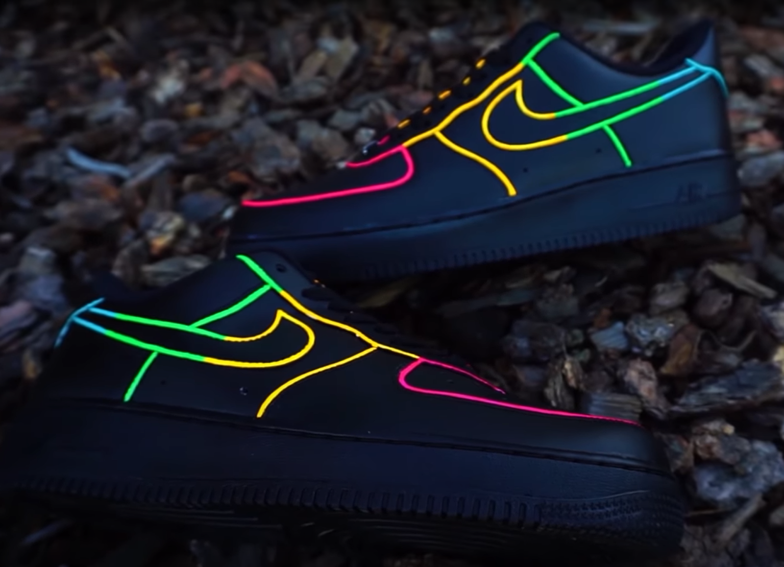 Blue and neon hotsell green nike shoes